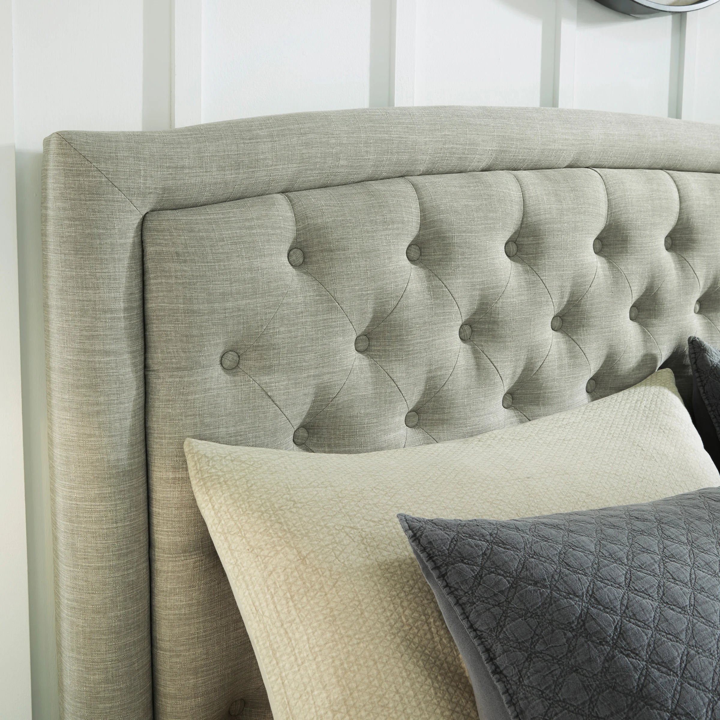 Jerary Queen Upholstered Bed