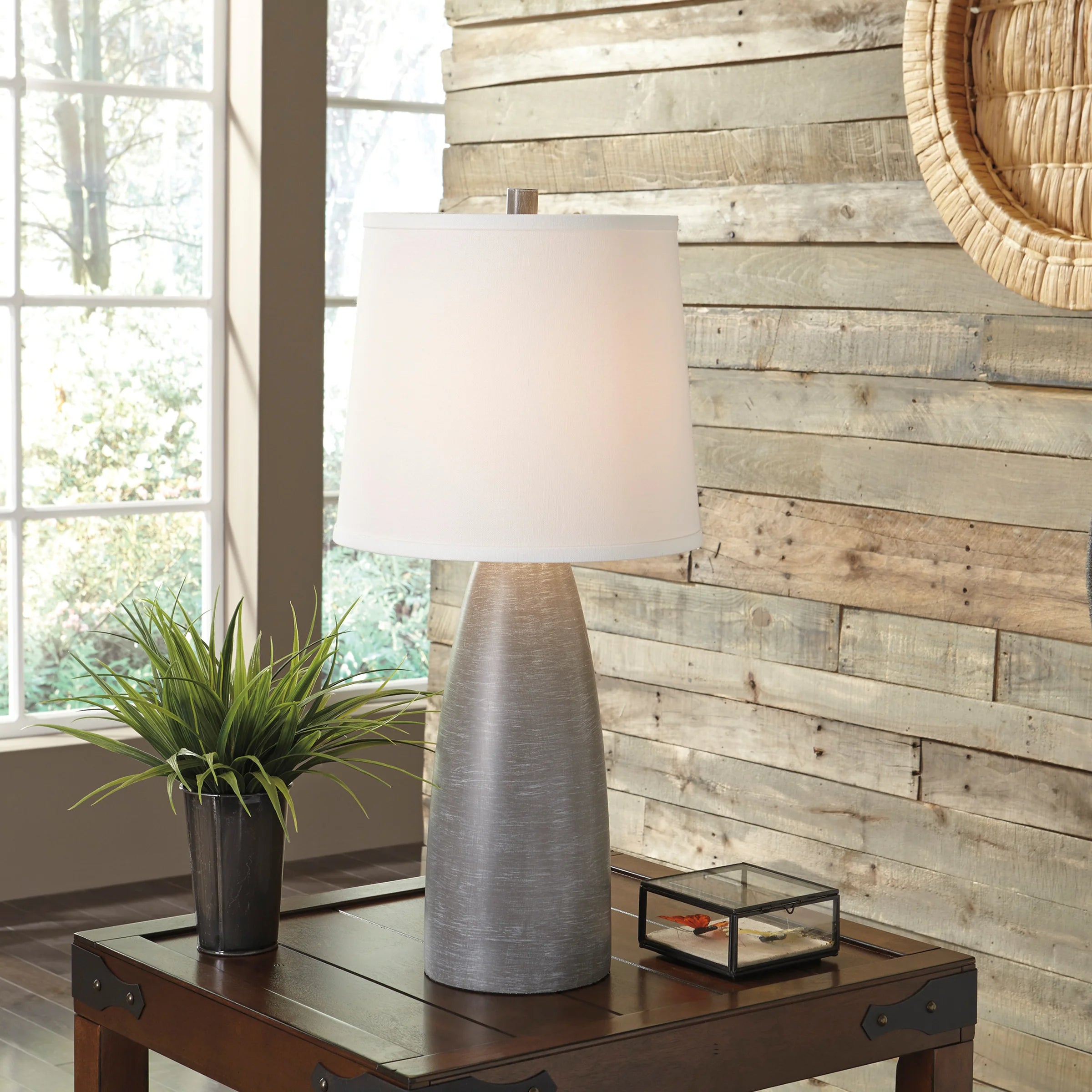 Shavontae Poly Table Lamp